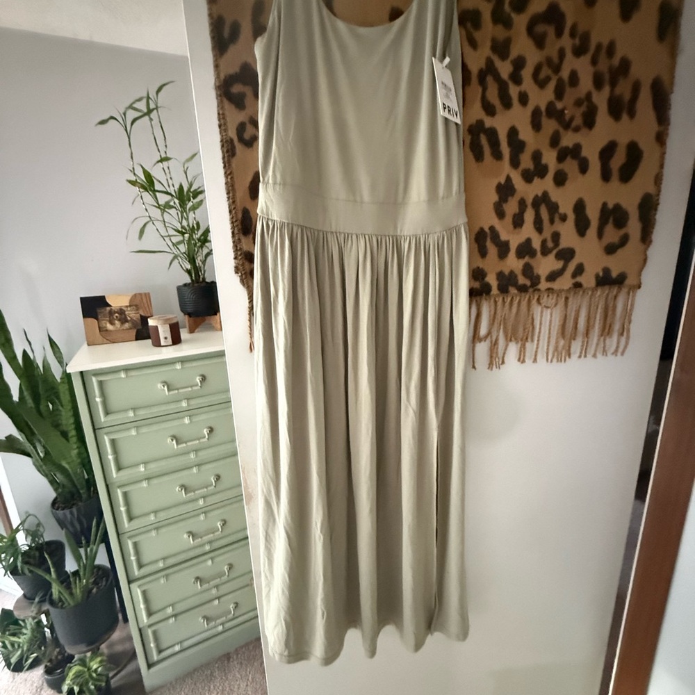 Elegant Sleeveless Dress in Olive green